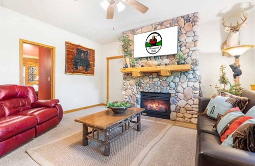 Branson Theater District Cabin | Cabin ∙ 3 bedrooms ∙ 8 guests