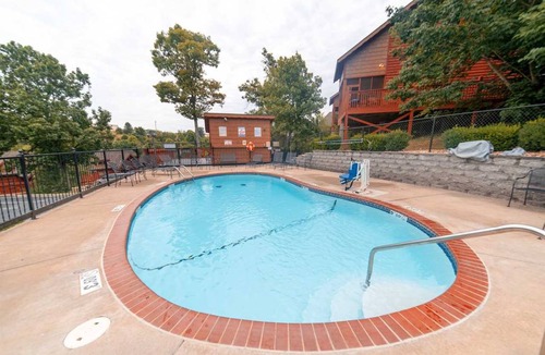 Branson Theater District Cabin | Cabin ∙ 3 bedrooms ∙ 8 guests