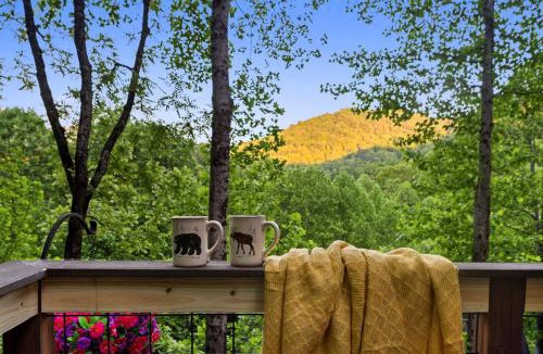 Maggie Valley House | Cabin At Maggie Valley Golf Club, Hot Tub, Firepit