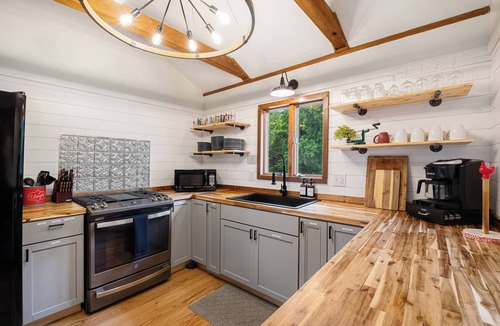 Nazareth Cabin | Cabin: Hot-Tub, Pickleball, Speakeasy, Bourbon Trail