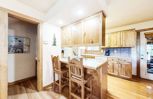 Reeds Spring Condo | Cabin-like woodland getaway w/pool, tennis, gas fireplace