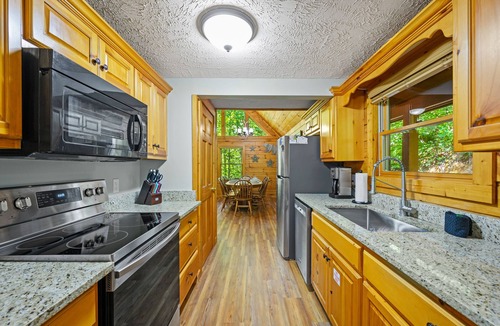Black Bear Falls Cabin | Cabin Retreat | 3 King Suites | Hot Tub | Walk to Pool | Minutes to Downtown
