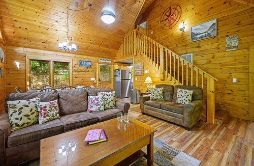 Black Bear Falls Cabin | Cabin Retreat | 3 King Suites | Hot Tub | Walk to Pool | Minutes to Downtown