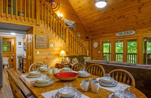 Black Bear Falls Cabin | Cabin Retreat | 3 King Suites | Hot Tub | Walk to Pool | Minutes to Downtown