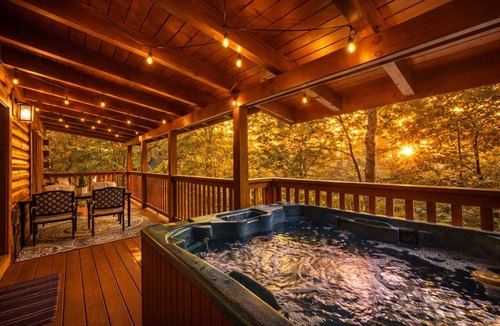 Black Bear Falls Cabin | Cabin Retreat | 3 King Suites | Hot Tub | Walk to Pool | Minutes to Downtown