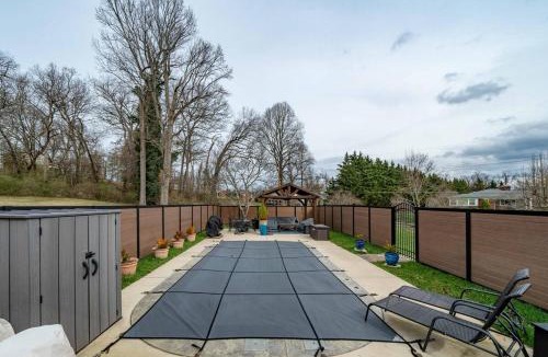 Bristol House | Cabin Retreat with Pool in Bristol