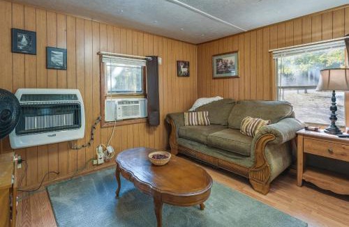 Branson West House | Cabin with Fire Pit - 12 Mi to Silver Dollar City!