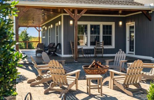 Campton House | Calaboose Retreat- Hot Tub , Pool Table, Fireplace
