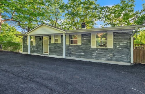 Rock Harbor House | Cape Norris Lake House