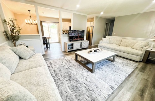 Lincoln House | Capitol Beach/5 Minutes from Downtown Lincoln. Spacious 4 bed 2 bath- Sleeps 8+