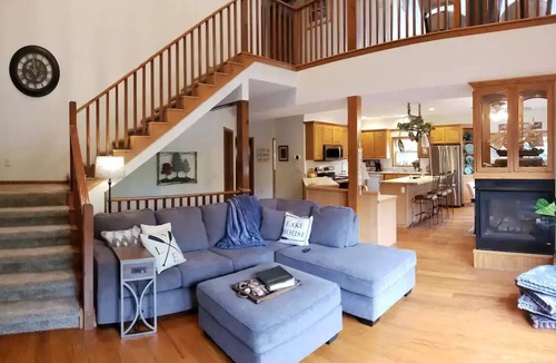Branson House | Captain's Quarters - Sleeps 14 - Theater Room - Hot Tub - Firepit - Resort Pool
