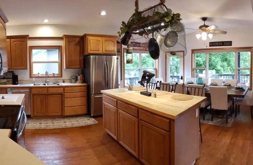 Branson House | Captain's Quarters - Sleeps 14 - Theater Room - Hot Tub - Firepit - Resort Pool