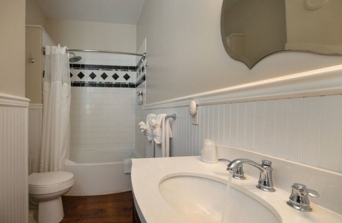 Edenton Bed & Breakfast | Captain’s Quarters Inn Downtown Edenton 2-Beds Suite 2nd Floor