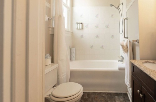 Edenton Bed & Breakfast | Captain’s Quarters Inn Downtown Edenton, King Bed 1st Floor