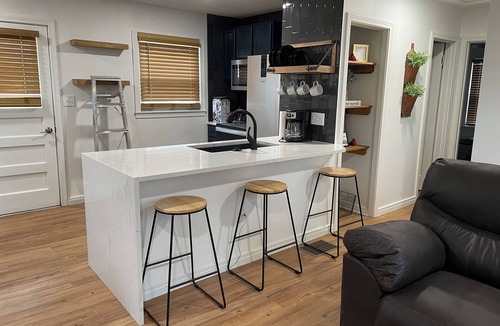 Hoisington House | Cardinal Cottage