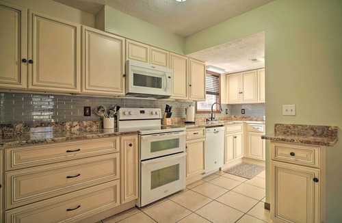 Caryville Cottage | Caryville Home w/Dock, Steps to Norris Lake!