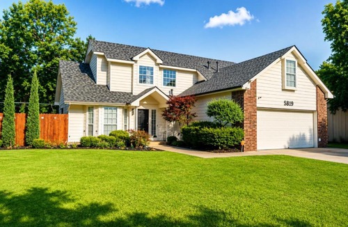 South Tulsa House | Casa Blanca Luxury Spa Suite with fireplace, Disc Golf, 5 beds