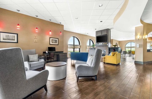 Jackson Hotel | Casey Jones 2 Queen Room w/Breakfast, Gym & Pool