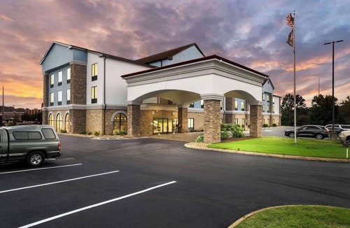 Jackson Hotel | Casey Jones 2 Queen Room w/Breakfast, Gym & Pool