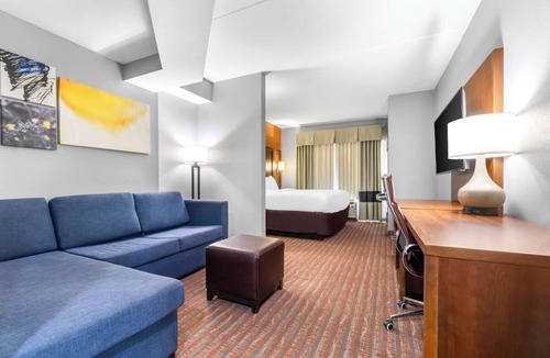 Jackson Hotel | Casey Jones Vlg. King Room w/Breakfast, Gym & Pool