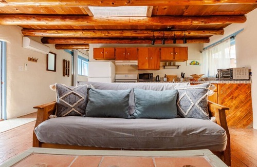 Seton Village House | Casita Azul: historic and cozy Santa Fé adobe