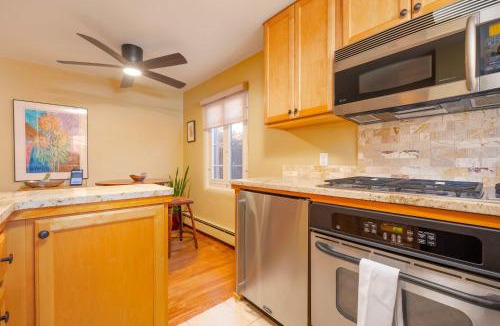 South Capitol House | Casita Gomez- Courtyard - Quiet - Railyard - 1BR