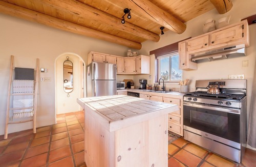 El Prado House | Casita Romantica~ Mountain Views~ Kiva Fireplace~ Hot Tub~ 8 mins to Plaza!