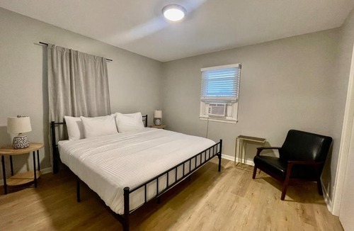 Joslyn Castle Apartment | Cathedral 5-Walking Distance to UNMC
