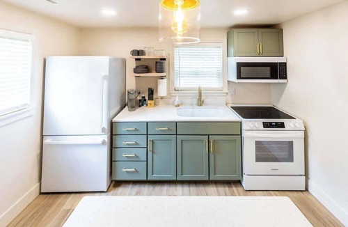 Lincoln Apartment | Central Lincoln Quiet 1BR. Fireplace, 31+Day Stays