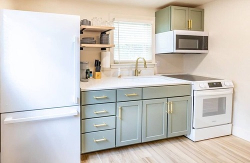 Lincoln Apartment | Central Lincoln Quiet 1BR. Fireplace, 31+Day Stays