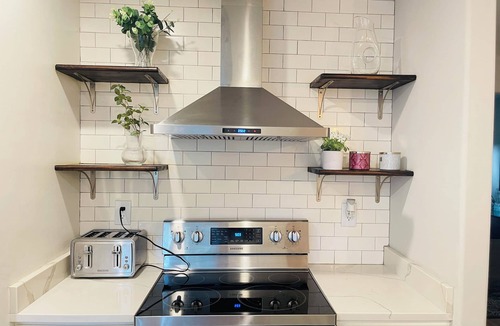 Central Gardens Villa | Centrally Located House in high-end neighborhood mid town Memphis