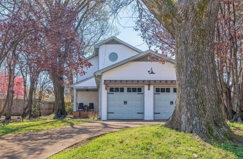 Central Gardens Villa | Centrally Located House in high-end neighborhood mid town Memphis