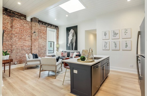 Shelbyville Apartment | Centrally Located in Downtown Shelbyville/Boutique Stay/Sleeps 14