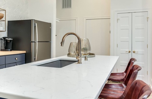 Shelbyville Apartment | Centrally Located in Downtown Shelbyville/Boutique Stay/Sleeps 14