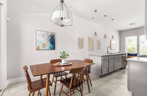 Hadley - Washington Condo | CH7 ~ Clean Townhouse Near Downtown ~ 2 Miles to Broadway ~ Ensuite Bathrooms ~ Free Parking