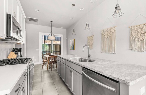 Hadley - Washington Condo | CH7 ~ Clean Townhouse Near Downtown ~ 2 Miles to Broadway ~ Ensuite Bathrooms ~ Free Parking