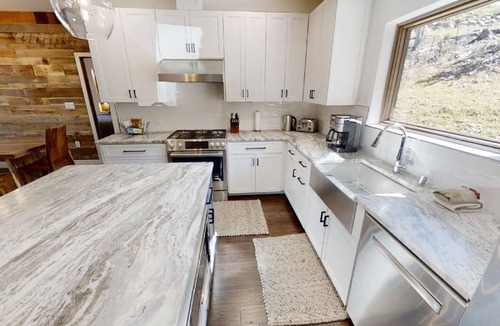 Taos Ski Valley House | Chalet Genepi - Taos Ski Valley - Fireplace - Mountain Views - Hot Tub - Washer/