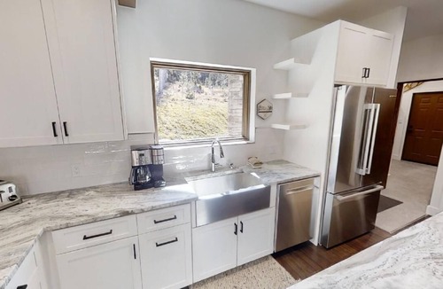 Taos Ski Valley House | Chalet Genepi - Taos Ski Valley - Fireplace - Mountain Views - Hot Tub - Washer/