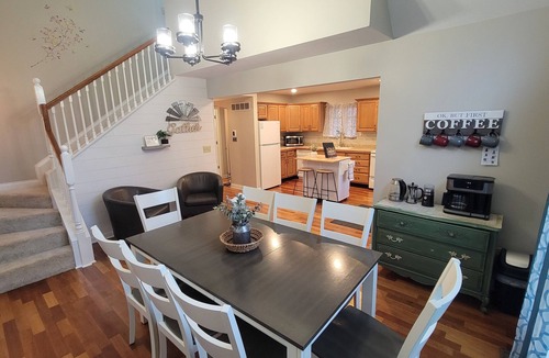 Williamstown House | Chalet Haus. 5 min from the Ark Encounter. Room for 10 with gameroom and deck.
