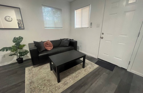 Farmington Apartment | Charming 1-bedroom apartment in enchanting Farmington with AC