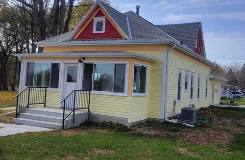 Antelope County House | Charming 2 bedroom bungalow with lovely outdoor space, sleeps 5 adults 2 kids
