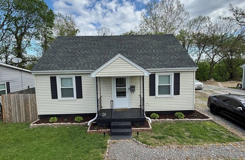 New Albany House | Charming 2-bedroom house with AC in New Albany