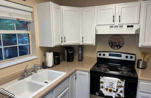 Tallassee House | Charming 2-bedroom lakefront cabin with AC and WiFi in beautiful Smoky Mountains