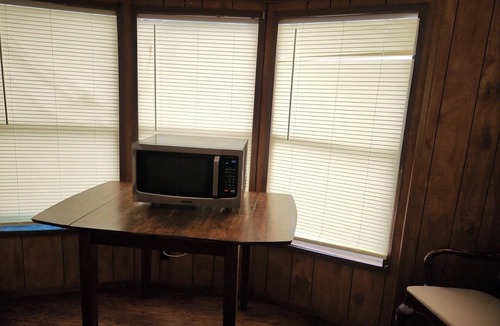 Stinnett House | Charming 2-bedroom mobile home with WiFi, AC in welcoming Stinnett