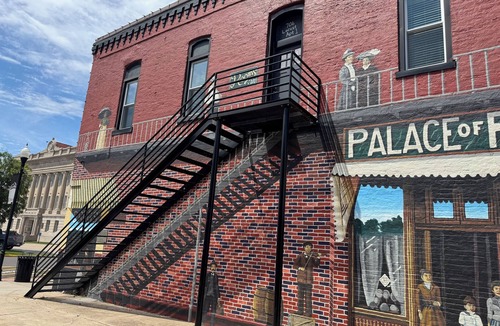 Chillicothe Apartment | Charming 2-bedroom apartment on the downtown square