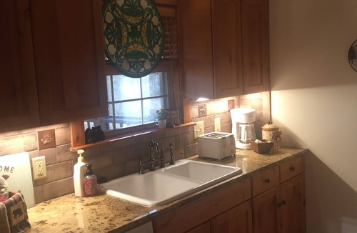 Reeds Spring Cabin | CHARMING 2BR. CABIN, NEAR SILVER DOLLAR CITY, BOOK NOW FOR SUMMER!