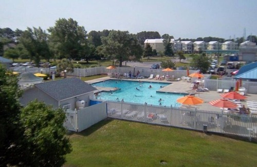New Bern Condo | Charming 2BR Condo Access to Pool & Fitness Center