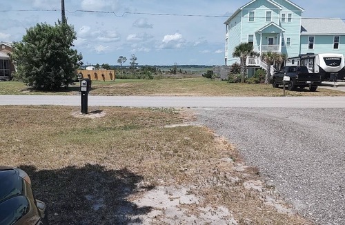 Harkers Island House | Charming 3-bedroom house in Harkers Island with a view of the bay