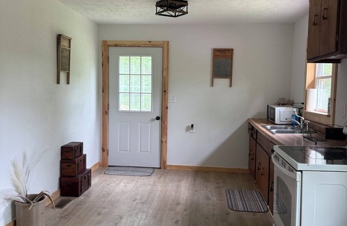 Elk Creek House | Charming 3-bedroom farmhouse in tranquil Mountain Grove.