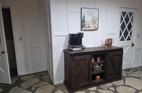 Bolivar Cottage | Charming 3-bedroom cottage in Bolivar with cool AC breeze